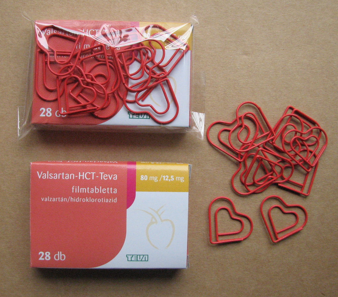 Sz�v alak� g�mkapcsok m�gneses dobozban